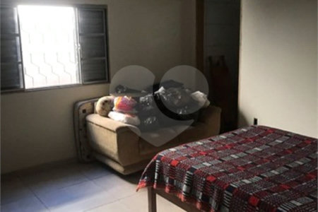 Casa térrea com 3 dormitórios, sendo 1 suíte.