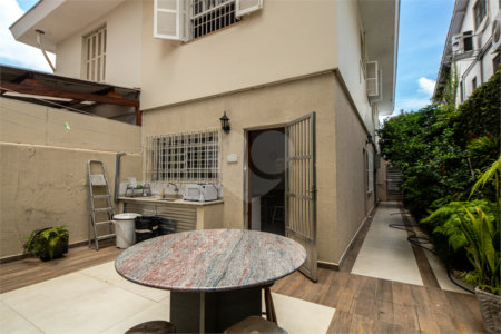 Casa à venda com 3 quartos, sendo 1 suíte, em Campo Belo, São Paulo, SP