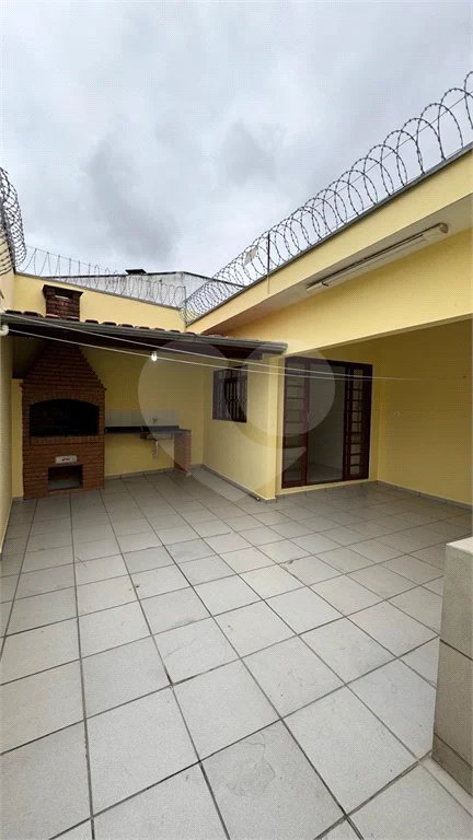 Sobrado na Vila Prudente com 161m², 2 dormitórios, 1 suíte e 2 vagas de garagem