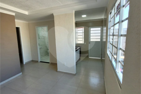 Seu Novo Lar Te Espera: Casa Aconchegante, Pronta para Morar e com 2 dormitórios e Amplo Quintal!