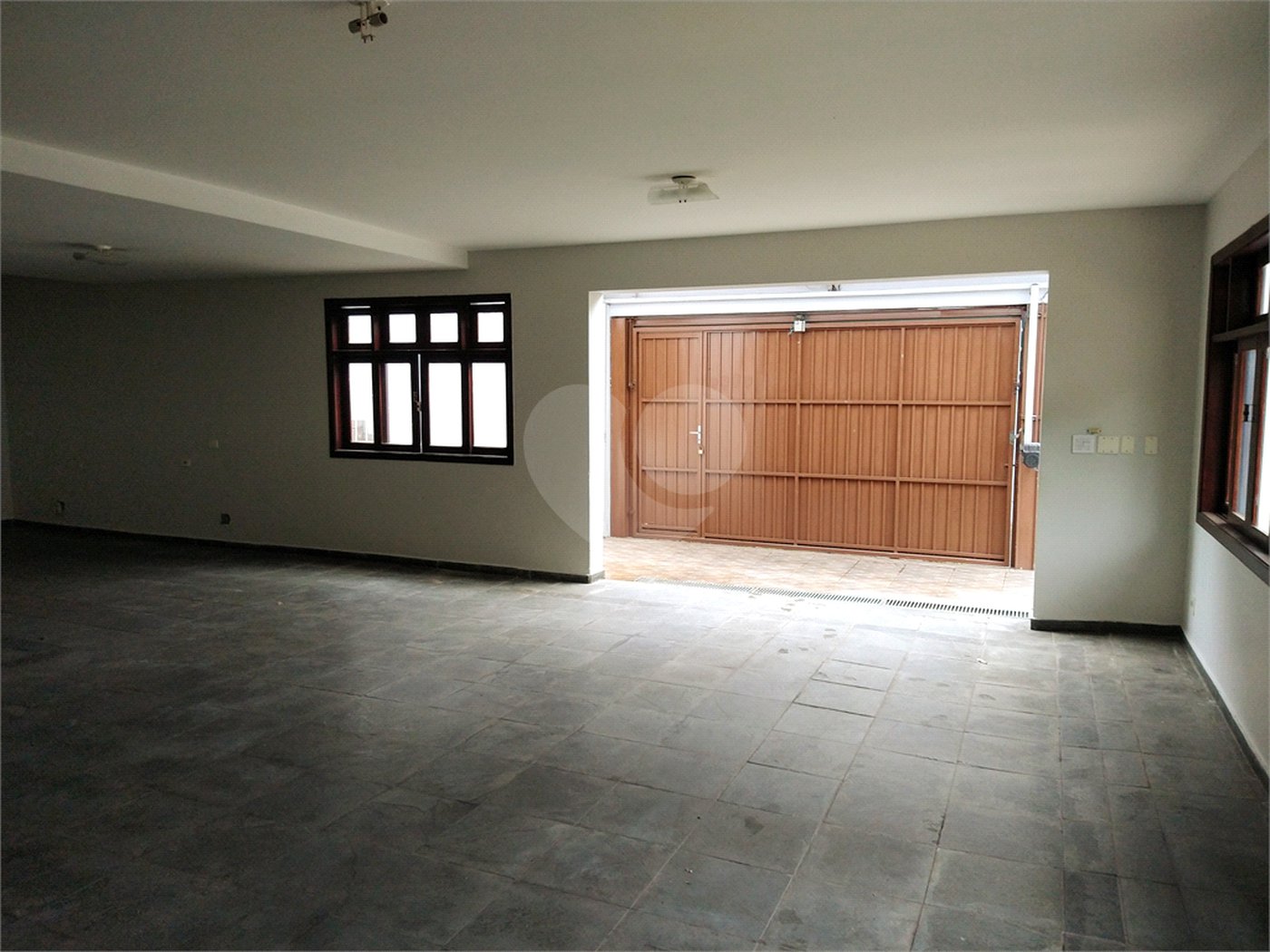 SOBRADO DE 426,0 M² COM 04 SUITES, SALÃO DE FESTAS, 06 VAGAS,06 BANHEIROS E PISCINA PARA LOCAÇÃO OU VENDA NO BARRO BRANCO