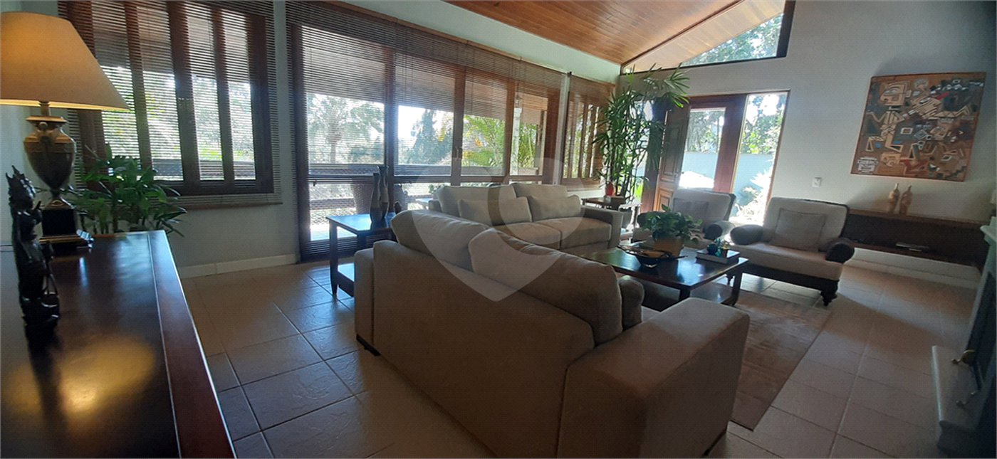 Casa à venda com 4 quartos, sendo 3 suítes, no condomínio Sausalito, Mairiporã - SP