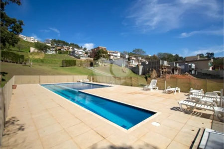 Casa à venda com 3 quartos, sendo 2 suítes, no condomínio Altos de São Roque, São Roque - SP
