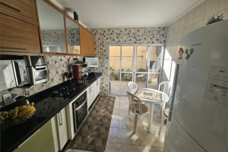 Casa à venda com 3 quartos, sendo 1 suíte,  em Conjunto Residencial Nova Bertioga, Mogi das Cruzes, SP