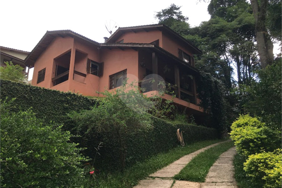 Casa à venda com 3 quartos, sendo 2 suítes, no condomínio Loteamento Haras El Passo, Mairiporã - SP