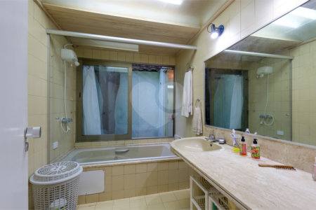 Casa Térrea à venda com 5 quartos, sendo 2 suítes, em Alto da Boa Vista, São Paulo, SP