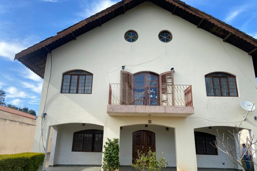Casa à venda com 5 quartos, sendo 4 suítes, no condomínio Vilarejo Estoril, Mairiporã - SP