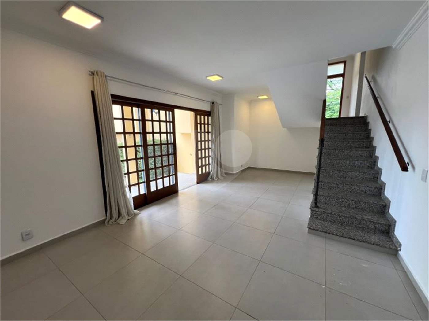Casa à venda ou para alugar com 4 quartos, sendo 3 suítes, no condomínio Estância Marambaia, Vinhedo - SP