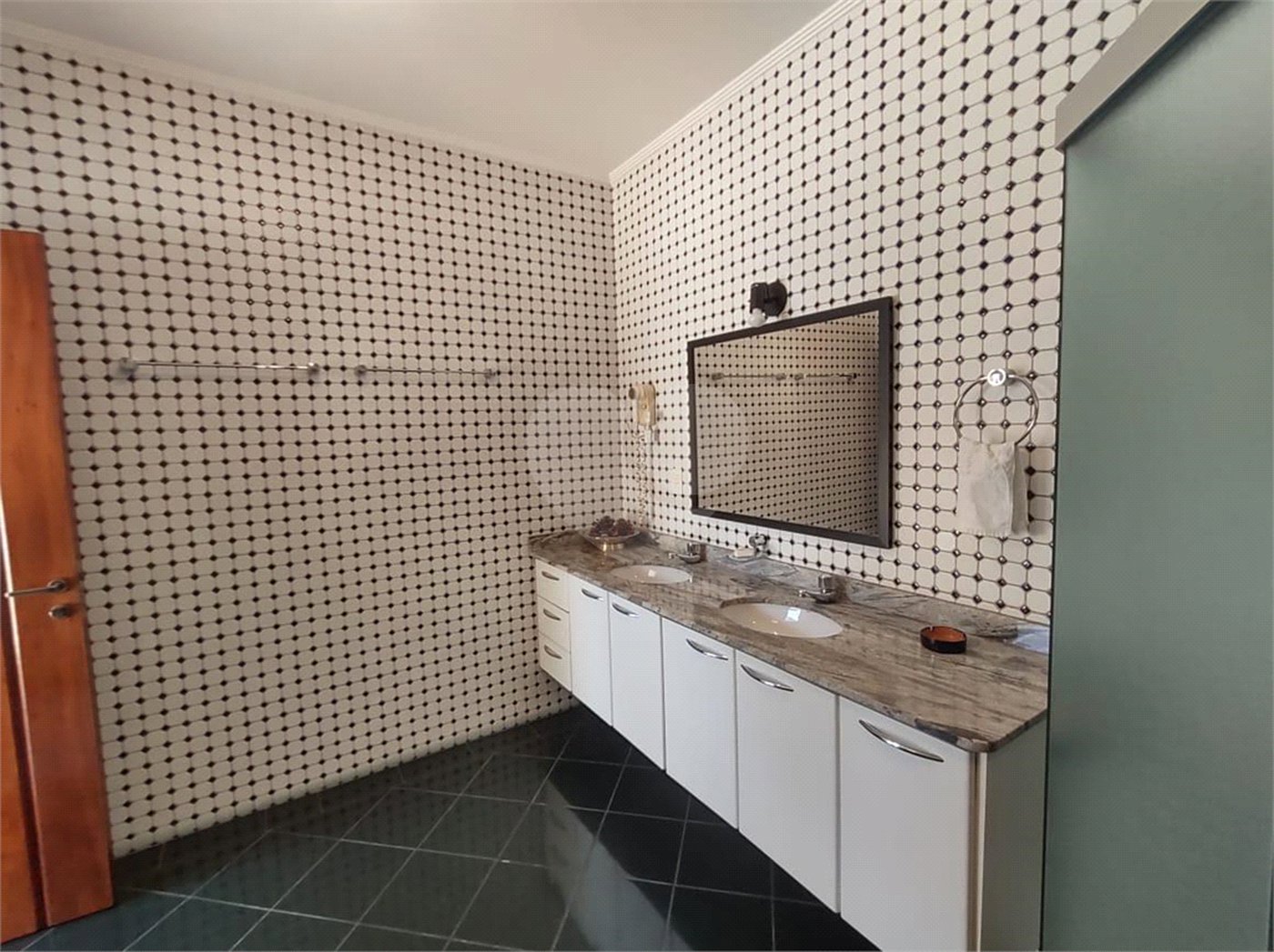 Casa à venda com 5 quartos, sendo 4 suítes, no condomínio Rancho Dirce, Sorocaba - SP