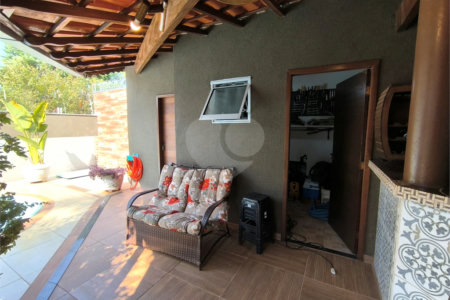 Casa à Venda no Santa Marta com 3 Suítes e Piscina