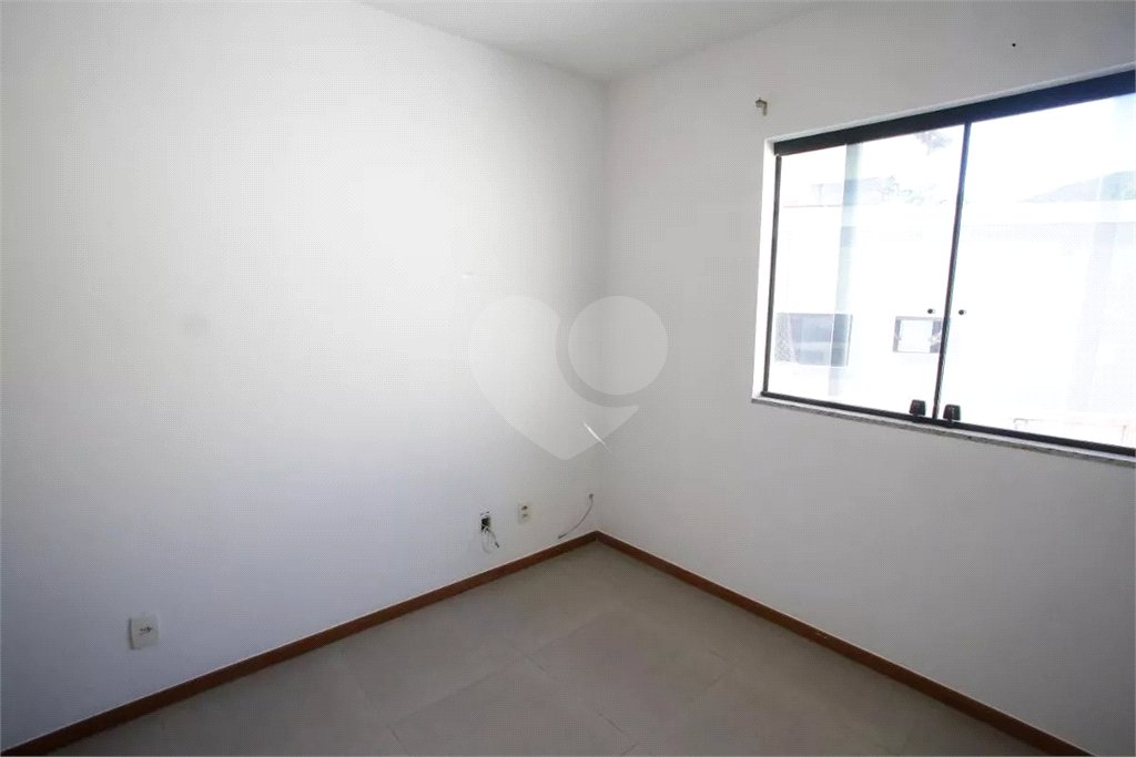 Casa à venda com 4 quartos, sendo 3 suítes, no condomínio Lícia de Alvarenga, Rio de Janeiro - RJ