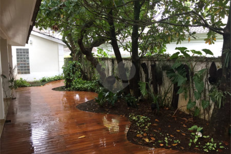 Casa à venda com 4 quartos, sendo 2 suítes, no condomínio Residencial Morumbi, São Paulo - SP
