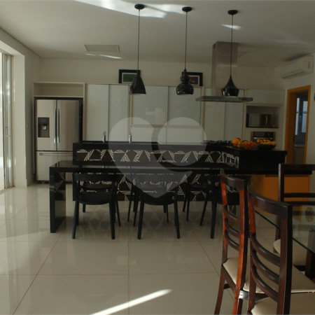Casa à venda com 4 suítes no condomínio Figueira Gardn, Atibaia - SP