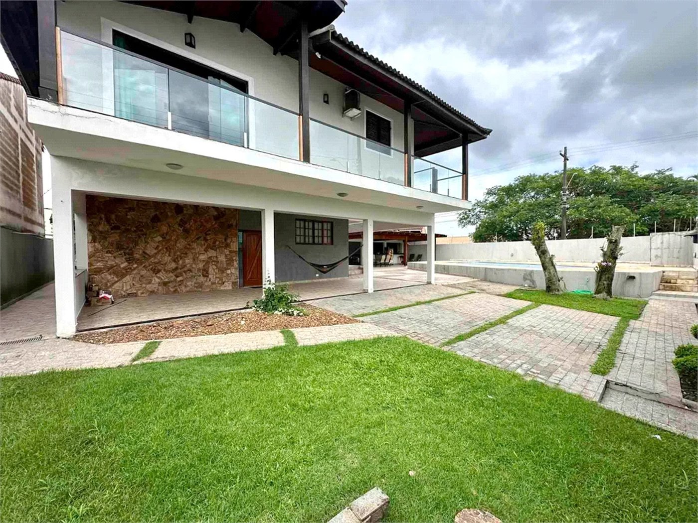 Sobrado à venda com 5 quartos, sendo 3 suítes, em Cidade Nova Peruíbe, Peruíbe, SP