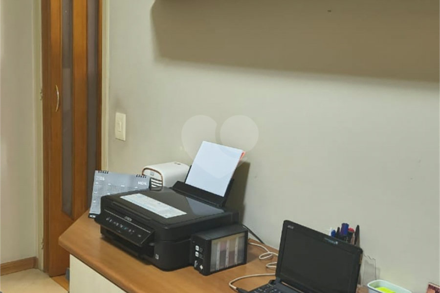 Oportunidade Imperdível: Conforto e Vista Privilegiada! ?Localizado estrategicamente em frente ao Tietê Plaza Shopping, este apartamento é o equilíbrio perfeito entre sofisticação e praticidade. 75m2 Área Útil com 3 Dorms , sendo 1 suite , com VAGA LIVRE DEMARCADA .