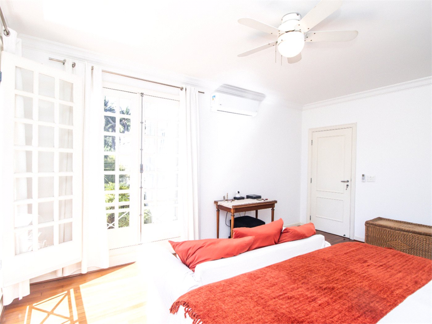 Casa à venda com 5 quartos, sendo 4 suítes, no condomínio Bounganville, São Paulo - SP