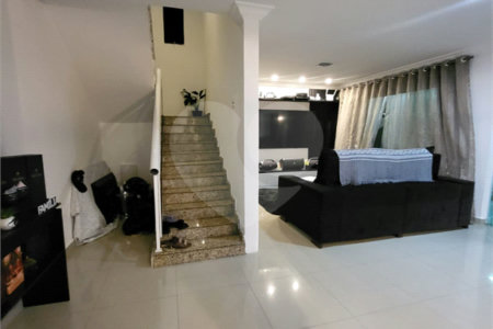 Casa à venda com 4 quartos, sendo 3 suítes, no condomínio Residencial Nelson Pinto, Rio de Janeiro - RJ