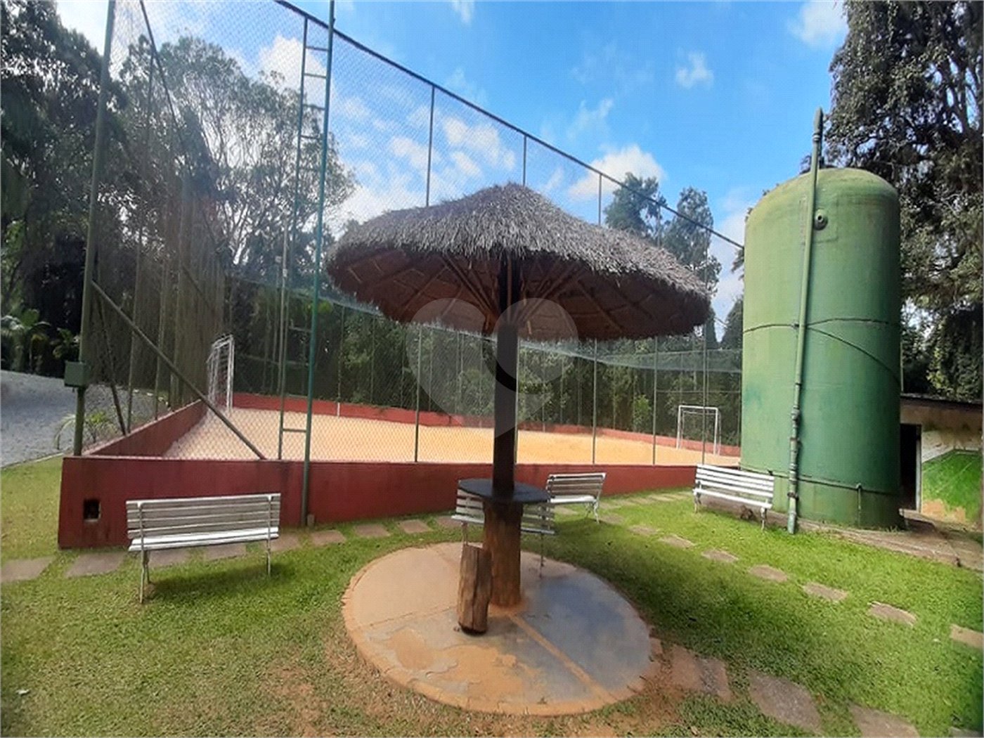 Casa à venda com 4 quartos, sendo 1 suíte, no condomínio Parque Suiça, Caieiras - SP