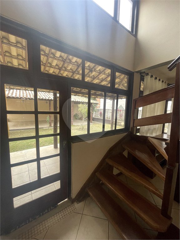Casa à venda com 5 quartos, sendo 3 suítes, no condomínio Recanto das Palmeiras, Rio de Janeiro - RJ
