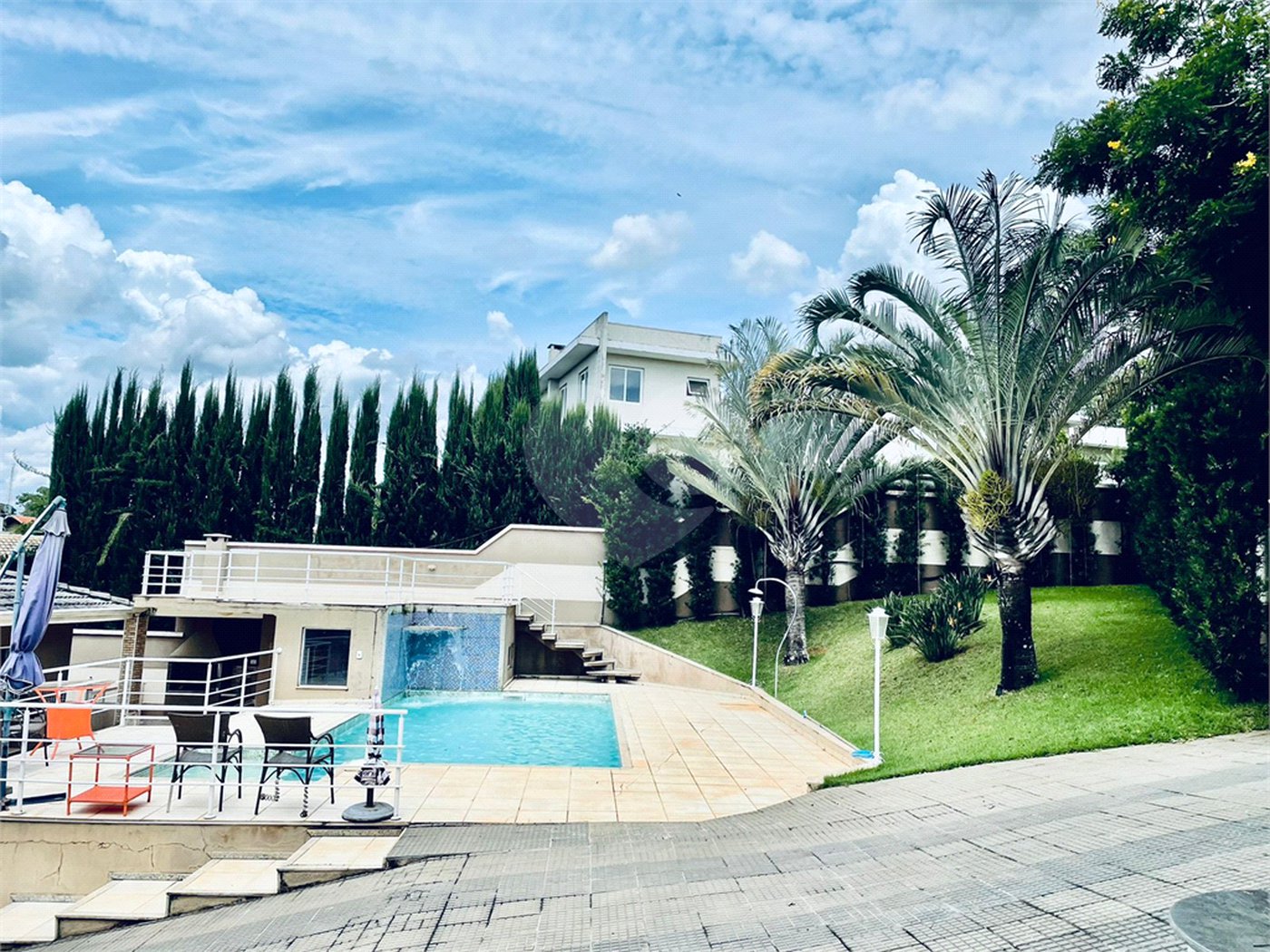 Casa à venda com 3 quartos, sendo 1 suíte, no condomínio Shambala I, Atibaia - SP