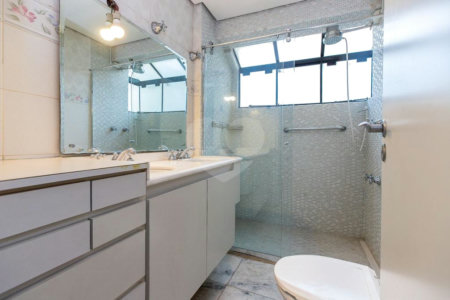 Apartamento à venda com 4 quartos, sendo 1 suíte, em Campo Belo, São Paulo, SP