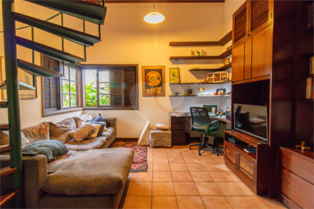 Casa à venda com 3 quartos, sendo 1 suíte,  no condomínio Jardim Hipico, São Paulo - SP