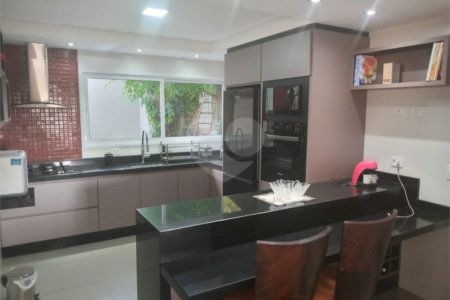 Casa à venda com 4 quartos, sendo 3 suítes, no condomínio Arco Iris, Atibaia - SP