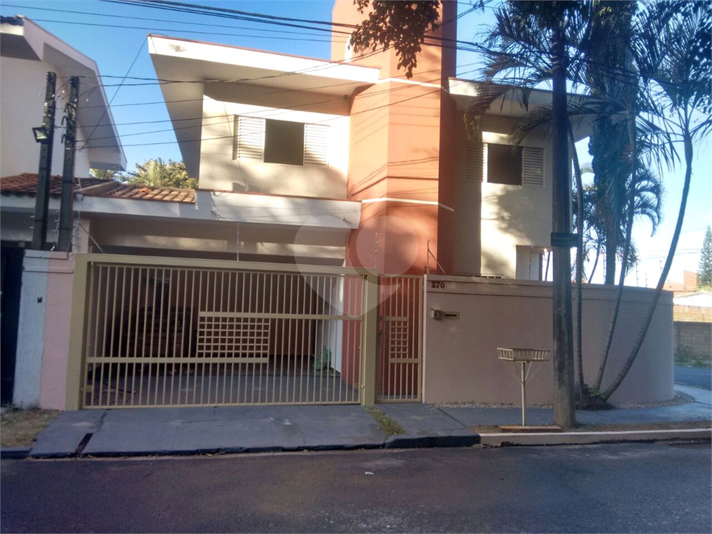 Sobrado a venda.