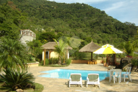 Casa à venda com 4 quartos, sendo 3 suítes, no condomínio Portal dos Nobres, Atibaia - SP