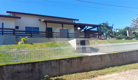 Casa à venda com 3 suítes no condomínio Riviera dos Pássaros, Joanópolis - SP