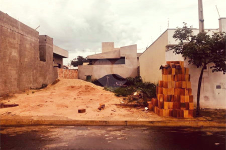 Terreno com 160,00 m² de área total.