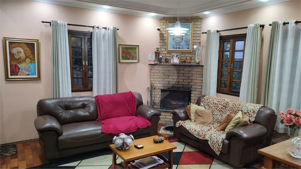 Casa à venda com 4 quartos, sendo 1 suíte, no condomínio Parque Suiça, Caieiras - SP