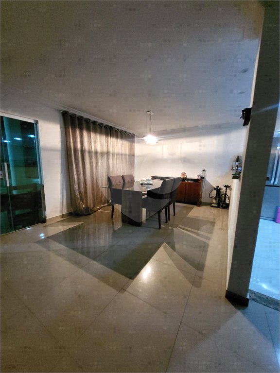 Casa à venda com 4 quartos, sendo 3 suítes, no condomínio Residencial Nelson Pinto, Rio de Janeiro - RJ