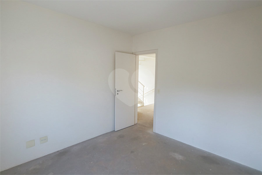Casa à venda com 4 quartos, sendo 2 suítes, no condomínio Bristol Village, São Paulo - SP
