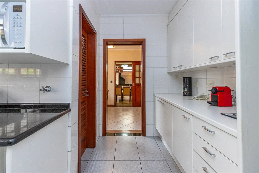 Casa à venda com 5 quartos, sendo 3 suítes, no condomínio Residencial Morumbi, São Paulo - SP