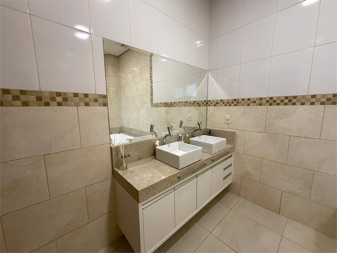 Casa à venda com 3 quartos, sendo 1 suíte,  no condomínio Reserva dos Vinhedos, Louveira - SP