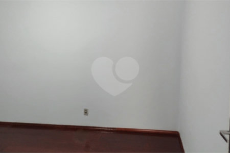 Apto com 2 dormitórios, dois banheiros , e uma garagem.
