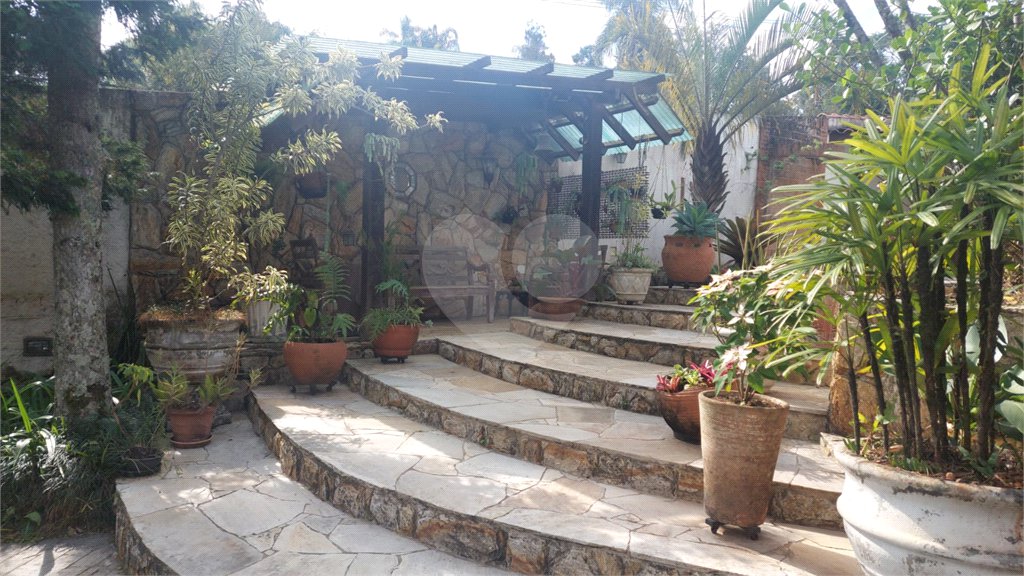 Casa à venda ou para alugar com 5 quartos, sendo 1 suíte, em Cumbari, Mairiporã, SP