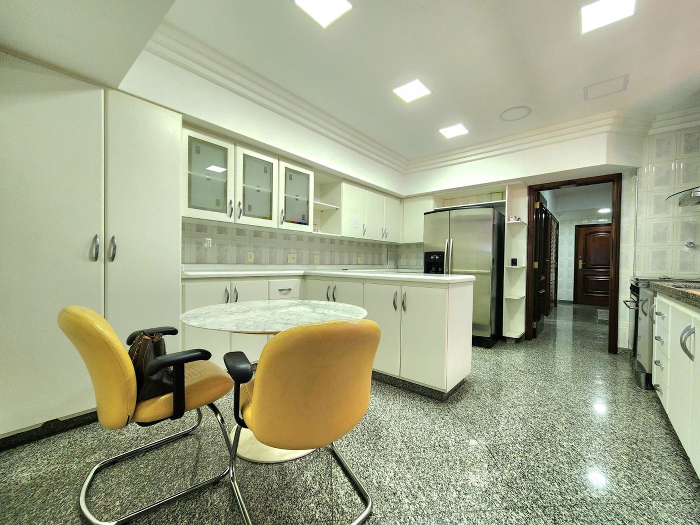 Apartamento Alto Padrão Frente Mar com 4 Dormitórios, 3 Suítes e 3 Vagas na Orla de Santos