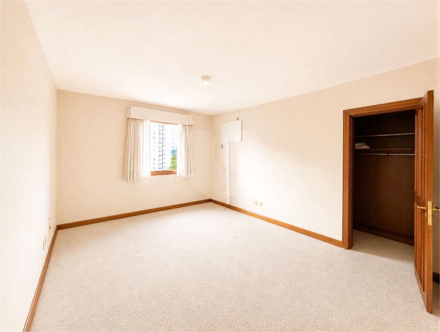 Apartamento à venda com 3 suítes em Moema, São Paulo, SP