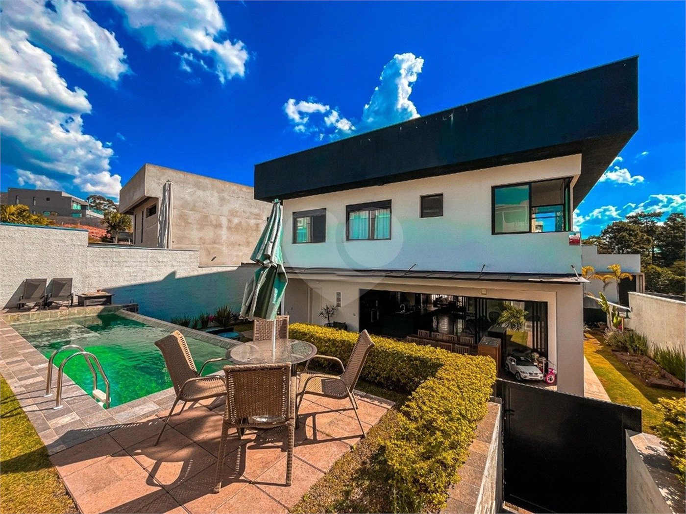 Casa à venda com 4 quartos, sendo 3 suítes,  no condomínio Vintage, Cotia - SP