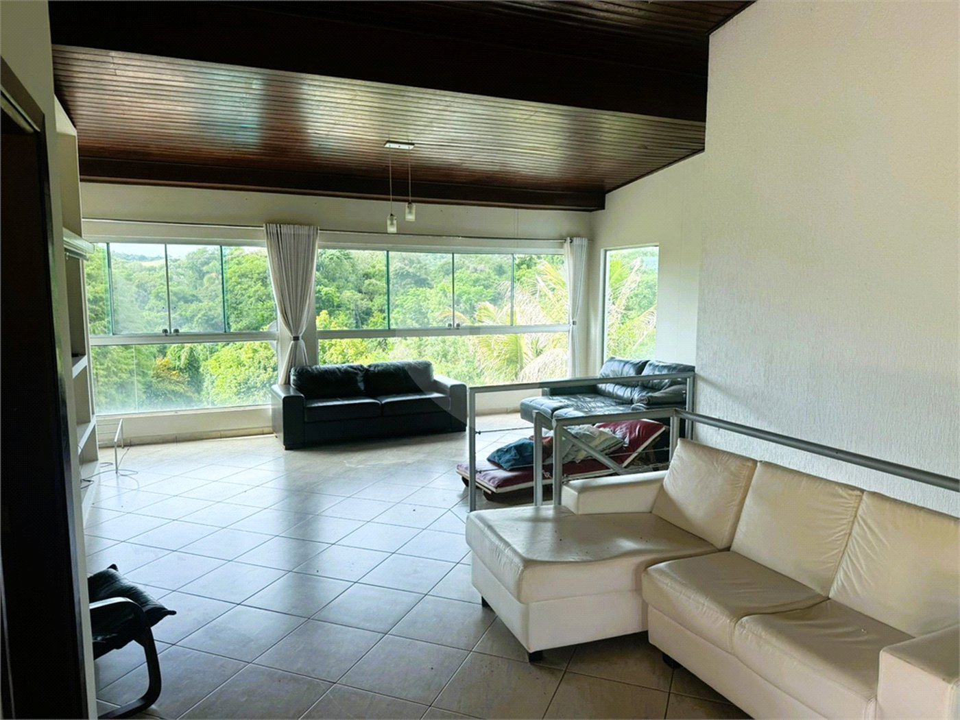 Casa à venda com 4 quartos, sendo 3 suítes, no condomínio Village da Serra, Araçoiaba da Serra - SP