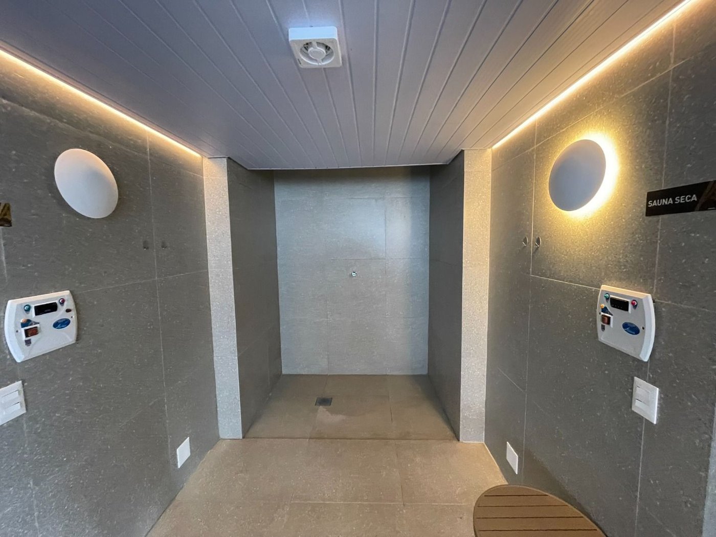 Apartamento 2 dormitórios (1 suíte), porteira fechada, 1 vaga demarcada, no José Menino, Santos