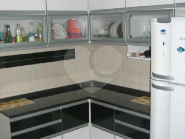 Casa à venda com 3 quartos, sendo 1 suíte,  no condomínio Residencial Maracujás, São Paulo - SP