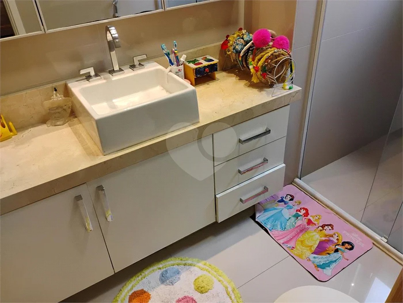 Apartamento reformado , 3 suítes , 3 vagas. Próximo a Avenida Paulista e metrô Brigadeiro . Prédio de construtora renomada. Único !