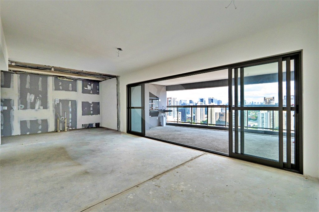 Apartamento à venda com 4 quartos, sendo 2 suítes,  em Jardim das Acácias, São Paulo, SP