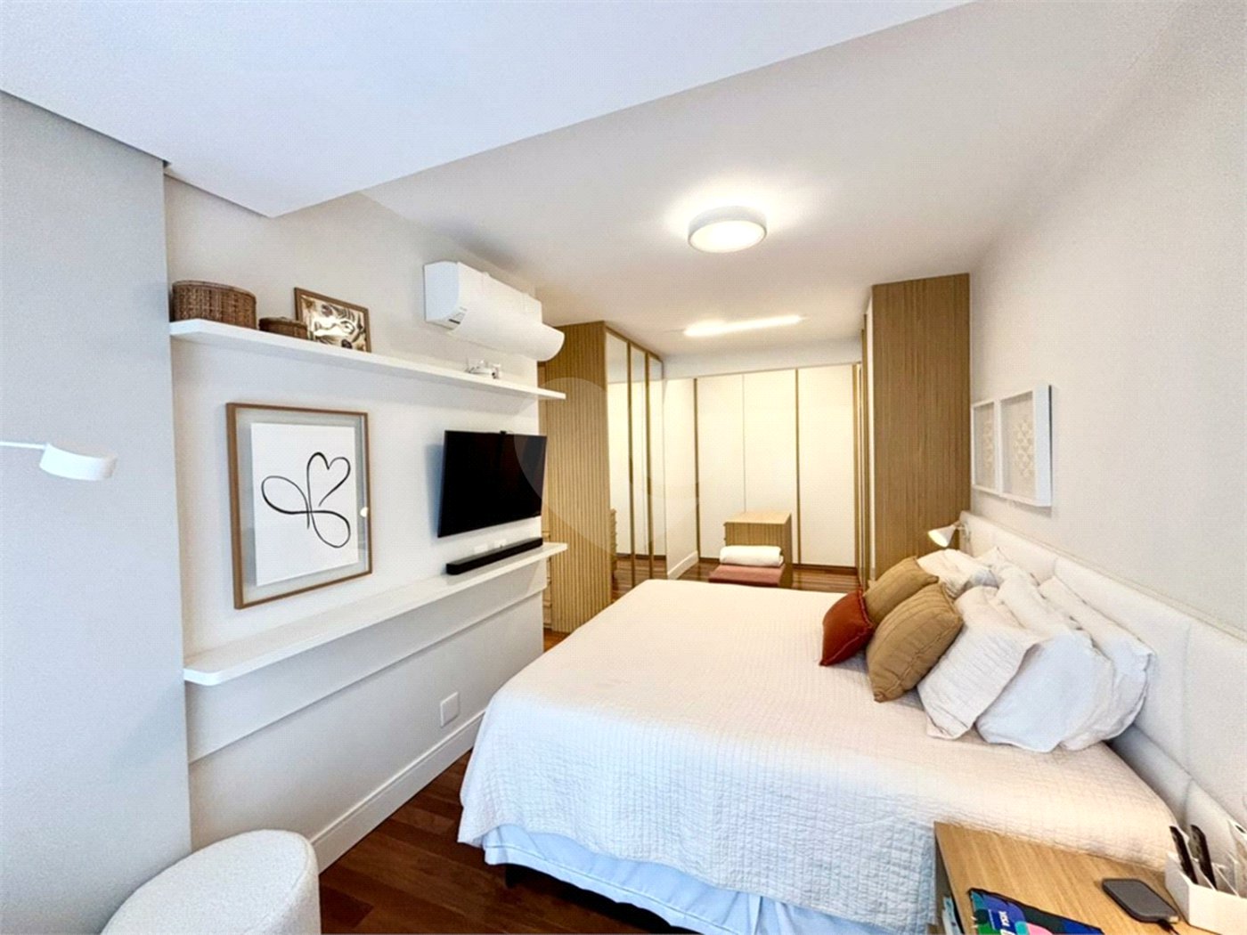 Apartamento à venda com 3 suítes em Moema, São Paulo, SP