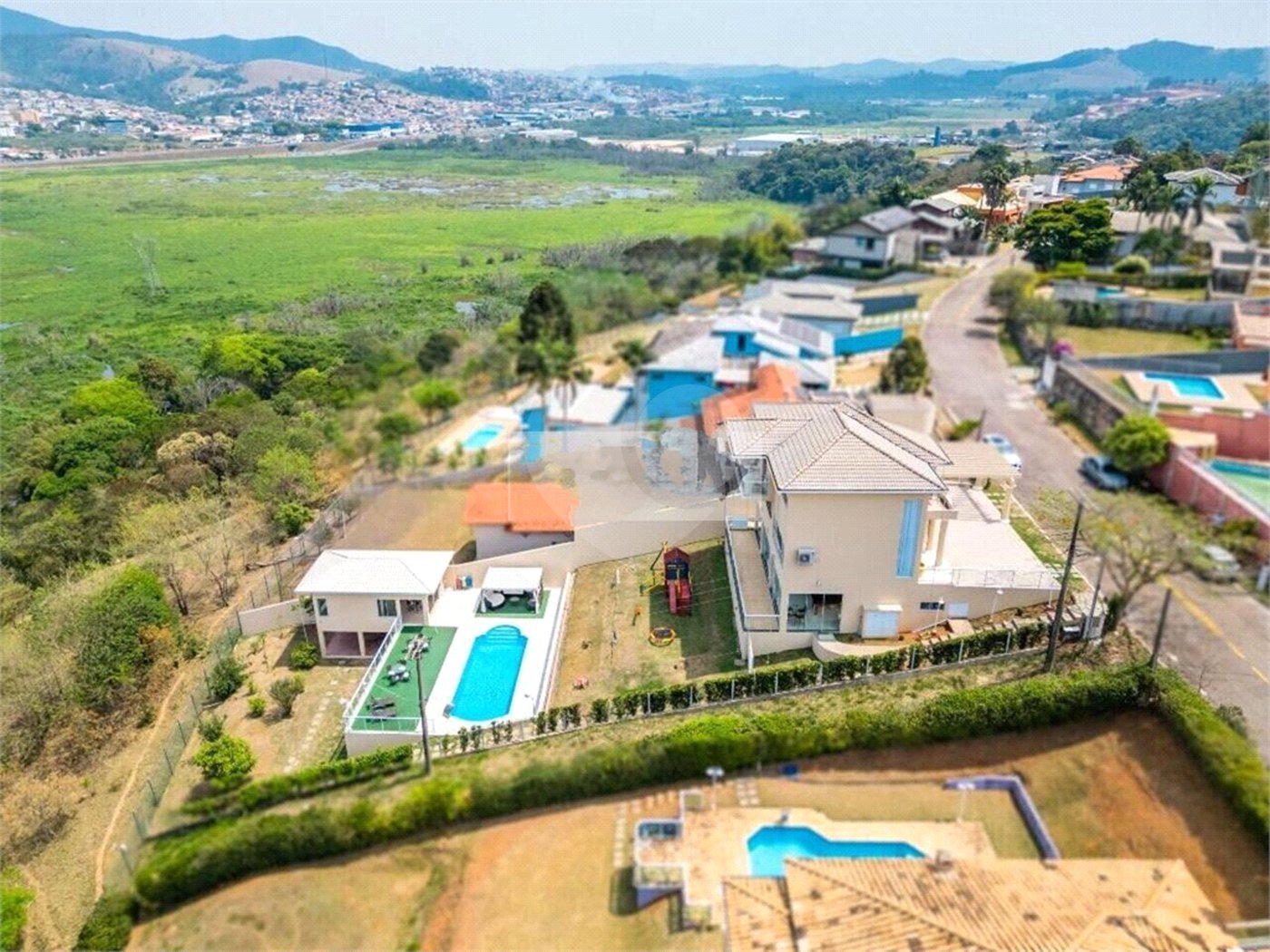 Casa à venda com 3 quartos, sendo 1 suíte, no condomínio Vale do Sol, Bom Jesus dos Perdões - SP