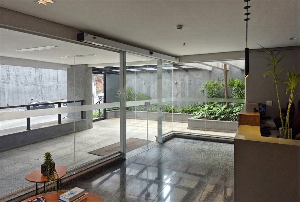Sala comercial para venda ou locação na Brig.ís Antônio entre Paulista e Parque do Ibirapuera, 70 m², duas vagas de garagem