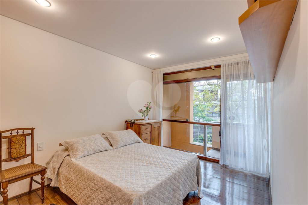 Casa à venda com 5 quartos, sendo 4 suítes, em Alto da Boa Vista, São Paulo, SP